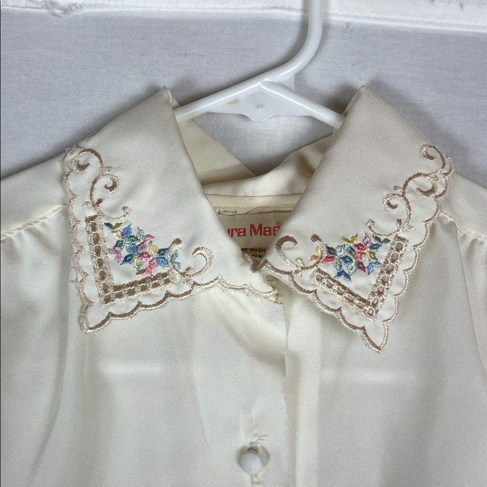 Vintage 1950 Laura Mae Cream Blouse with Embroidered Flowers - Picture 4 of 10